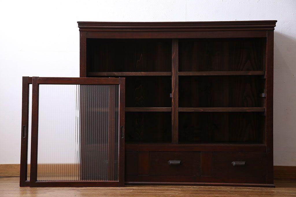 アンティーク家具　和製アンティーク　シックな雰囲気漂うモールガラスがお洒落なサイドボード(収納棚、戸棚、本箱)