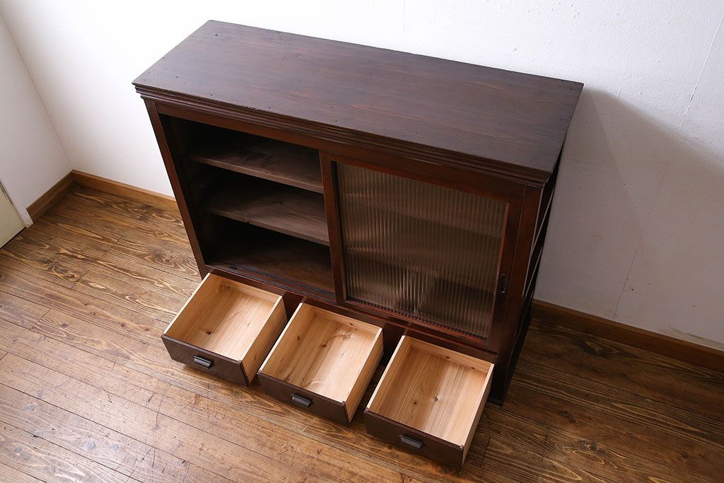 アンティーク家具　和製アンティーク　シックな雰囲気漂うモールガラスがお洒落なサイドボード(収納棚、戸棚、本箱)