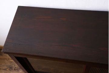 アンティーク家具　和製アンティーク　シックな雰囲気漂うモールガラスがお洒落なサイドボード(収納棚、戸棚、本箱)