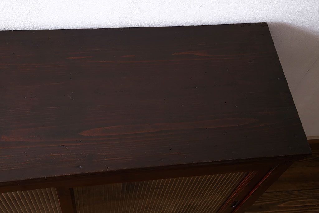 アンティーク家具　和製アンティーク　シックな雰囲気漂うモールガラスがお洒落なサイドボード(収納棚、戸棚、本箱)