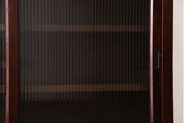 アンティーク家具　和製アンティーク　シックな雰囲気漂うモールガラスがお洒落なサイドボード(収納棚、戸棚、本箱)