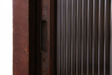 アンティーク家具　和製アンティーク　シックな雰囲気漂うモールガラスがお洒落なサイドボード(収納棚、戸棚、本箱)