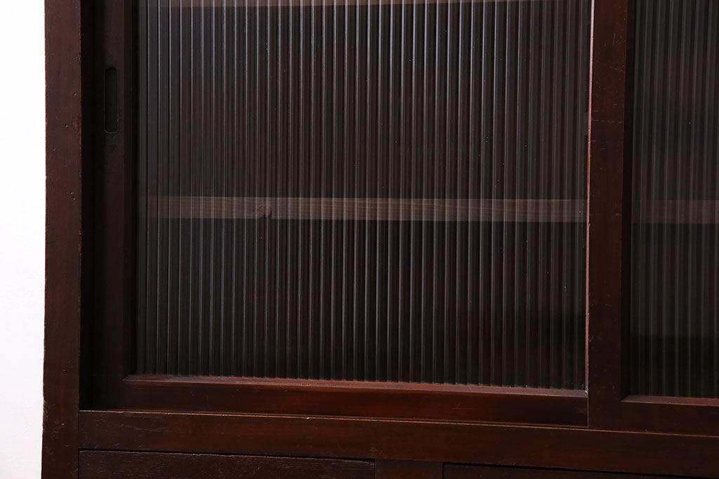 アンティーク家具　和製アンティーク　シックな雰囲気漂うモールガラスがお洒落なサイドボード(収納棚、戸棚、本箱)