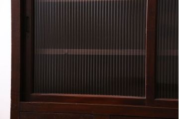 アンティーク家具　和製アンティーク　シックな雰囲気漂うモールガラスがお洒落なサイドボード(収納棚、戸棚、本箱)