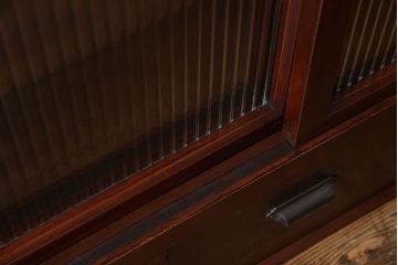 アンティーク家具　和製アンティーク　シックな雰囲気漂うモールガラスがお洒落なサイドボード(収納棚、戸棚、本箱)