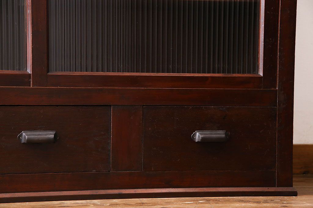 アンティーク家具　和製アンティーク　シックな雰囲気漂うモールガラスがお洒落なサイドボード(収納棚、戸棚、本箱)