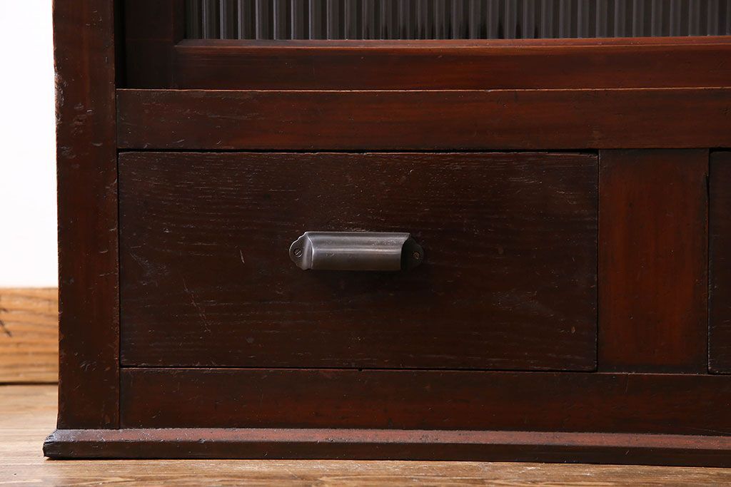 アンティーク家具　和製アンティーク　シックな雰囲気漂うモールガラスがお洒落なサイドボード(収納棚、戸棚、本箱)