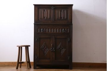 アンティーク家具　イギリスアンティーク　オーク材　意匠がお洒落な小振りのカクテルキャビネット(収納棚、戸棚)