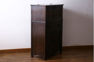 アンティーク家具　イギリスアンティーク　オーク材　意匠がお洒落な小振りのカクテルキャビネット(収納棚、戸棚)