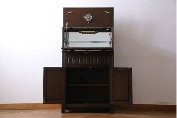 アンティーク家具　イギリスアンティーク　オーク材　意匠がお洒落な小振りのカクテルキャビネット(収納棚、戸棚)