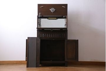 アンティーク家具　イギリスアンティーク　オーク材　意匠がお洒落な小振りのカクテルキャビネット(収納棚、戸棚)