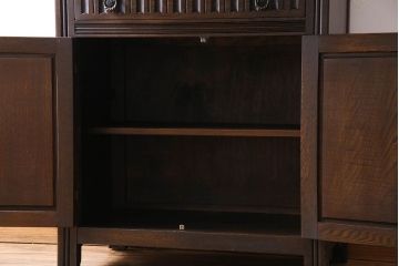 アンティーク家具　イギリスアンティーク　オーク材　意匠がお洒落な小振りのカクテルキャビネット(収納棚、戸棚)