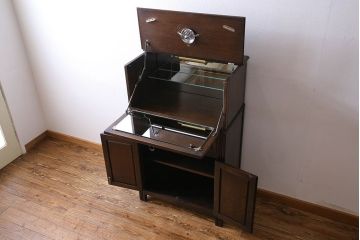 アンティーク家具　イギリスアンティーク　オーク材　意匠がお洒落な小振りのカクテルキャビネット(収納棚、戸棚)