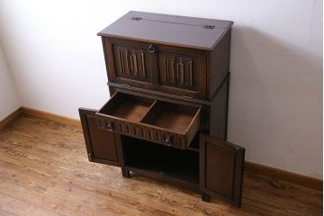 アンティーク家具　イギリスアンティーク　オーク材　意匠がお洒落な小振りのカクテルキャビネット(収納棚、戸棚)