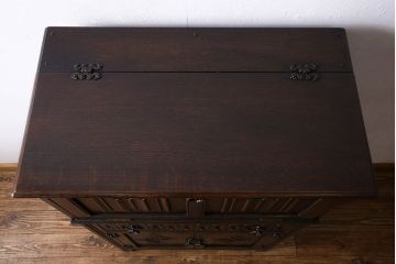 アンティーク家具　イギリスアンティーク　オーク材　意匠がお洒落な小振りのカクテルキャビネット(収納棚、戸棚)