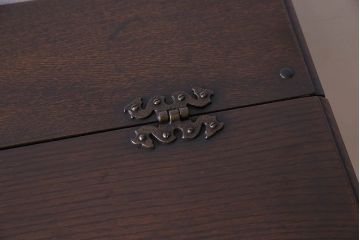 アンティーク家具　イギリスアンティーク　オーク材　意匠がお洒落な小振りのカクテルキャビネット(収納棚、戸棚)