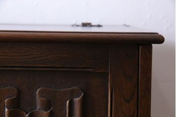 アンティーク家具　イギリスアンティーク　オーク材　意匠がお洒落な小振りのカクテルキャビネット(収納棚、戸棚)