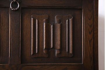 アンティーク家具　イギリスアンティーク　オーク材　意匠がお洒落な小振りのカクテルキャビネット(収納棚、戸棚)
