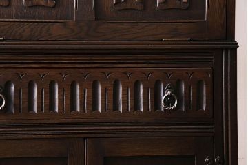 アンティーク家具　イギリスアンティーク　オーク材　意匠がお洒落な小振りのカクテルキャビネット(収納棚、戸棚)