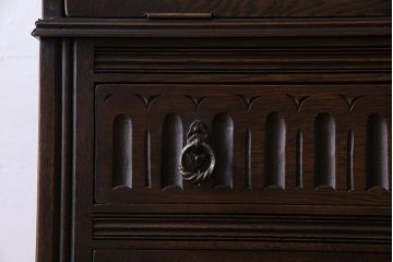 アンティーク家具　イギリスアンティーク　オーク材　意匠がお洒落な小振りのカクテルキャビネット(収納棚、戸棚)