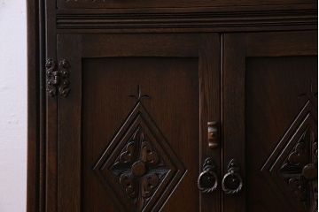 アンティーク家具　イギリスアンティーク　オーク材　意匠がお洒落な小振りのカクテルキャビネット(収納棚、戸棚)