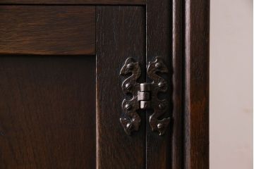 アンティーク家具　イギリスアンティーク　オーク材　意匠がお洒落な小振りのカクテルキャビネット(収納棚、戸棚)