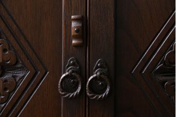 アンティーク家具　イギリスアンティーク　オーク材　意匠がお洒落な小振りのカクテルキャビネット(収納棚、戸棚)