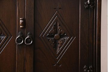 アンティーク家具　イギリスアンティーク　オーク材　意匠がお洒落な小振りのカクテルキャビネット(収納棚、戸棚)