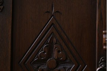 アンティーク家具　イギリスアンティーク　オーク材　意匠がお洒落な小振りのカクテルキャビネット(収納棚、戸棚)