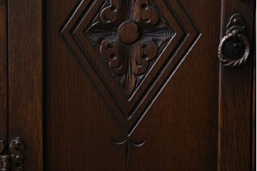 アンティーク家具　イギリスアンティーク　オーク材　意匠がお洒落な小振りのカクテルキャビネット(収納棚、戸棚)