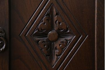 アンティーク家具　イギリスアンティーク　オーク材　意匠がお洒落な小振りのカクテルキャビネット(収納棚、戸棚)