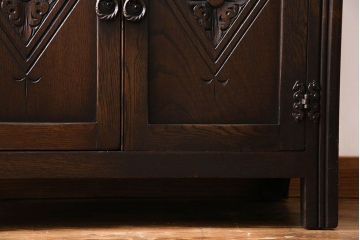 アンティーク家具　イギリスアンティーク　オーク材　意匠がお洒落な小振りのカクテルキャビネット(収納棚、戸棚)