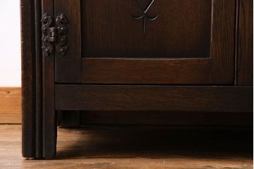 アンティーク家具　イギリスアンティーク　オーク材　意匠がお洒落な小振りのカクテルキャビネット(収納棚、戸棚)