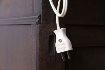 アンティーク家具　イギリスアンティーク　オーク材　意匠がお洒落な小振りのカクテルキャビネット(収納棚、戸棚)