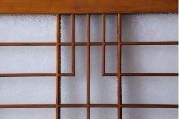 昭和期　ダイヤガラス入り　意匠が目を引く明るい木味のガラス戸(引き戸、建具)2枚組
