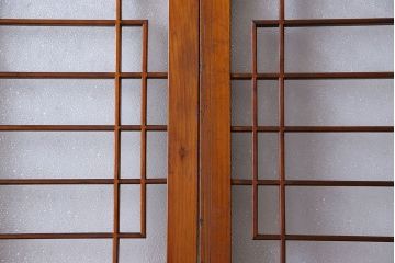 昭和期　ダイヤガラス入り　意匠が目を引く明るい木味のガラス戸(引き戸、建具)2枚組