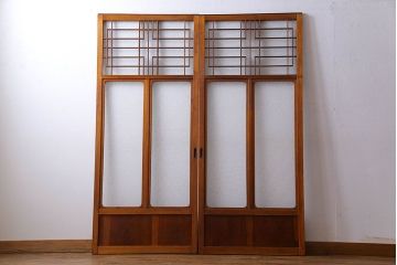 昭和期　ダイヤガラス入り　意匠が目を引く明るい木味のガラス戸(引き戸、建具)2枚組
