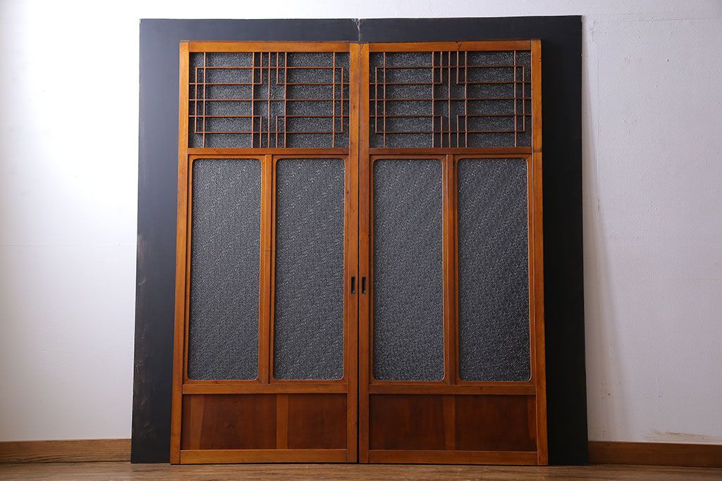 昭和期　ダイヤガラス入り　意匠が目を引く明るい木味のガラス戸(引き戸、建具)2枚組