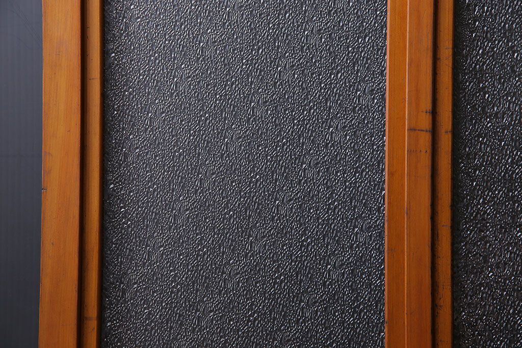 昭和期　ダイヤガラス入り　意匠が目を引く明るい木味のガラス戸(引き戸、建具)2枚組