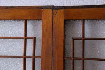 昭和期　ダイヤガラス入り　意匠が目を引く明るい木味のガラス戸(引き戸、建具)2枚組