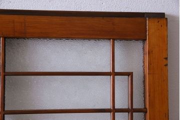 昭和期　ダイヤガラス入り　意匠が目を引く明るい木味のガラス戸(引き戸、建具)2枚組