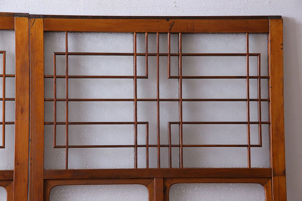 昭和期　ダイヤガラス入り　意匠が目を引く明るい木味のガラス戸(引き戸、建具)2枚組