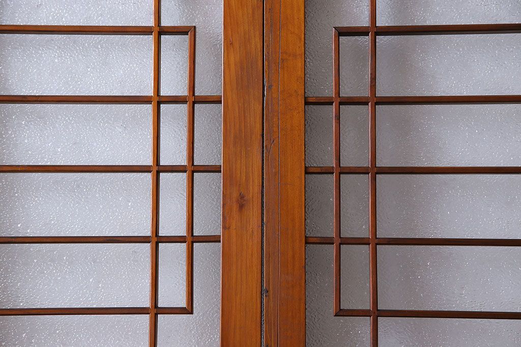 昭和期　ダイヤガラス入り　意匠が目を引く明るい木味のガラス戸(引き戸、建具)2枚組