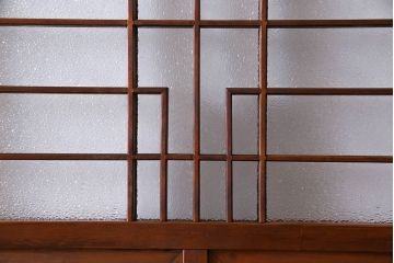 昭和期　ダイヤガラス入り　意匠が目を引く明るい木味のガラス戸(引き戸、建具)2枚組