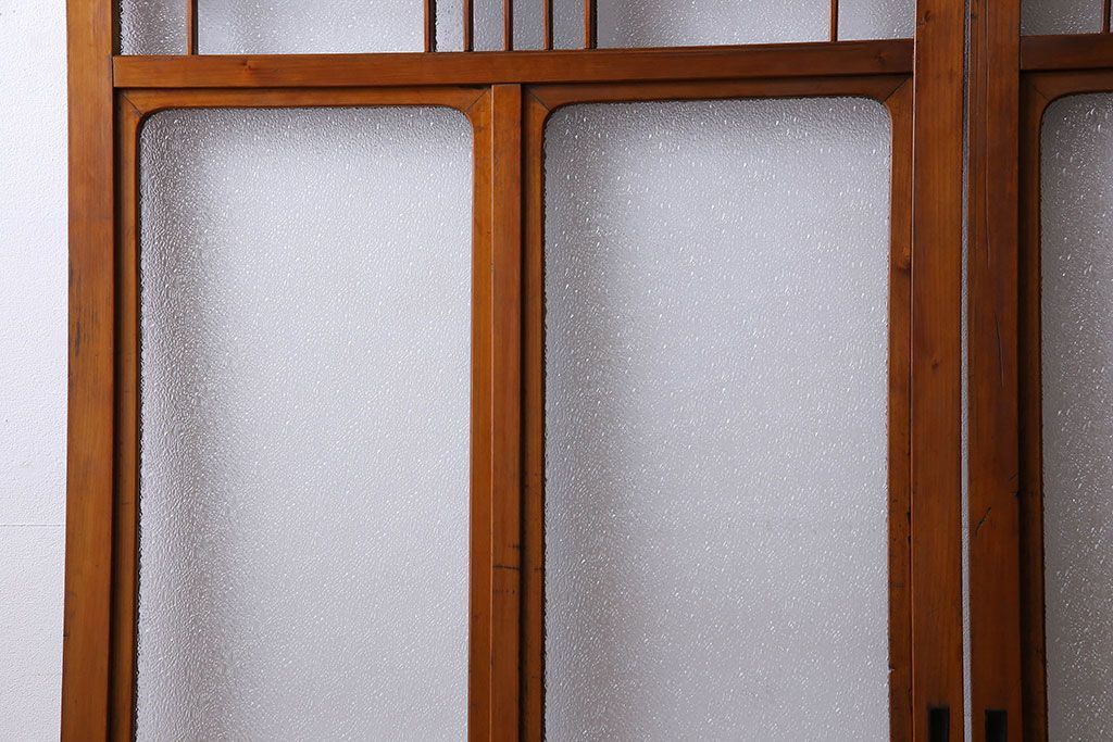 昭和期　ダイヤガラス入り　意匠が目を引く明るい木味のガラス戸(引き戸、建具)2枚組
