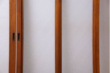 昭和期　ダイヤガラス入り　意匠が目を引く明るい木味のガラス戸(引き戸、建具)2枚組