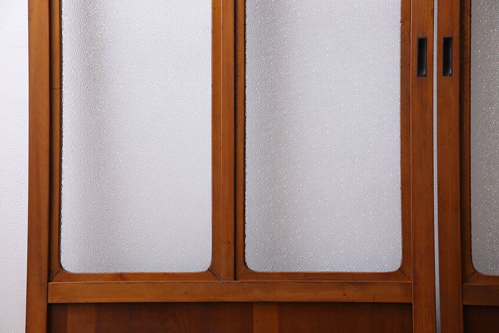 昭和期　ダイヤガラス入り　意匠が目を引く明るい木味のガラス戸(引き戸、建具)2枚組