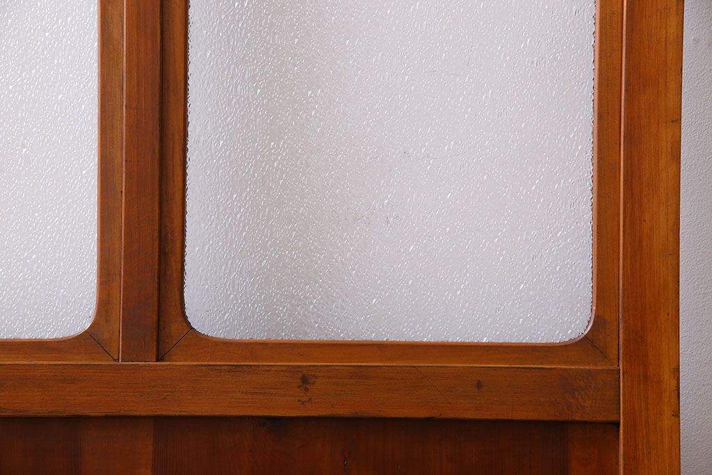 昭和期　ダイヤガラス入り　意匠が目を引く明るい木味のガラス戸(引き戸、建具)2枚組