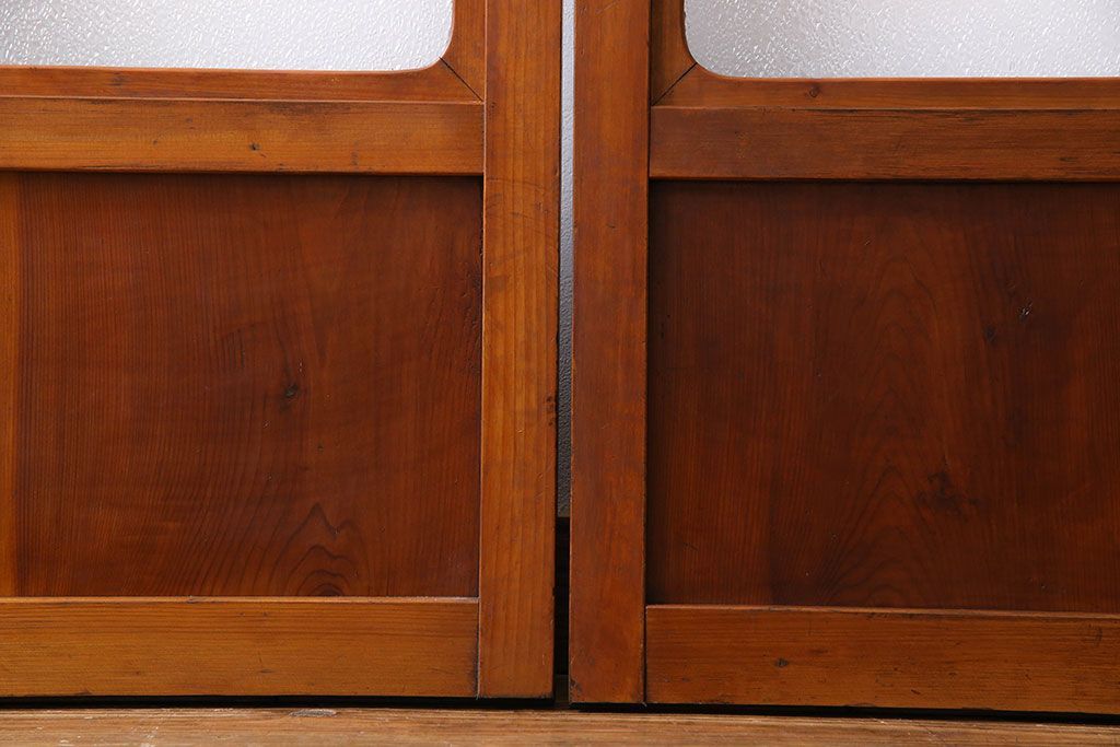 昭和期　ダイヤガラス入り　意匠が目を引く明るい木味のガラス戸(引き戸、建具)2枚組