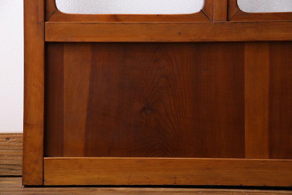 昭和期　ダイヤガラス入り　意匠が目を引く明るい木味のガラス戸(引き戸、建具)2枚組